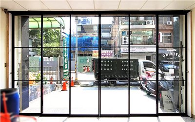 簡約黑框格子地軌式對開拉門WL183